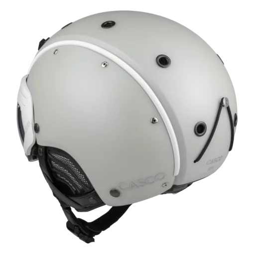 Silberweißer Casco SP-6 Prime Skihelm in Seitenansicht mit schwarzem Visierhalter, Belüftungsschlitzen und Kinnriemen.