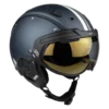 Dunkelblauer Casco SP-6 Skihelm mit integriertem gelb getöntem Visier und schwarzem Kinnriemen.