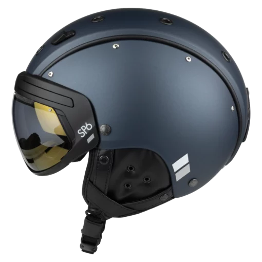Dunkelblauer Casco SP-6 Skihelm mit schwarzem VAUTRON+ Visier und gepolsterten Ohr- und Kinnschutz.