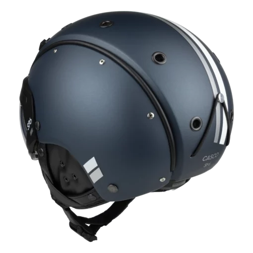 Dunkelblauer Casco SP-6 Skihelm mit seitlichen weißen Streifen und schwarzem Kinnriemen in schräger Rückansicht.