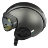 Anthrazitfarbener Casco SP-6 Skihelm mit integriertem VAUTRON+ Visier und gepolstertem Kinnriemen.