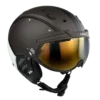 Dunkelbrauner Casco SP-6 Skihelm mit gold verspiegelt integriertem Visier und schwarzem Kinnriemen.