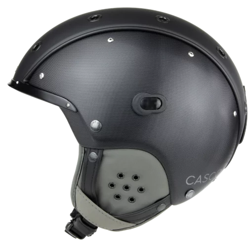 Schwarzer Casco SP-3 Skihelm mit strukturierter Außenschale, grauen Ohrpads mit Belüftungslöchern und gepolstertem Kinnriemen.
