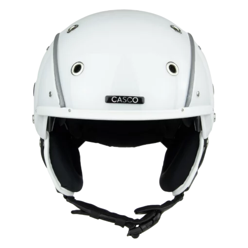 Weißer Casco SP-3 Skihelm in Frontansicht mit Ohrpads, Belüftungsöffnungen und schwarzem Kinnriemen.