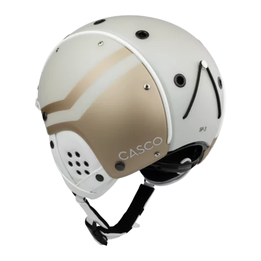 Seitenansicht des weißen Casco SP-3 Skihelms mit goldbeigem Seitenteil, Belüftungslöchern und schwarzem Kinnriemen.