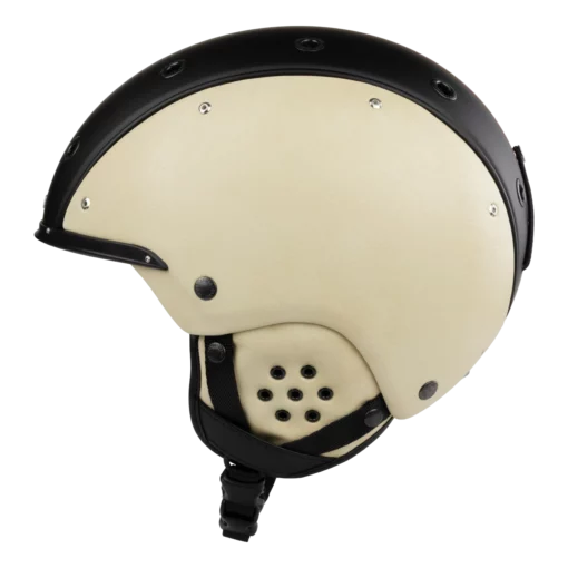 Seitliche Ansicht eines Casco SP-3 Skihelms mit beigefarbenem Leder, schwarzem Oberteil, Ohrbelüftung und schwarzem Kinnriemen.