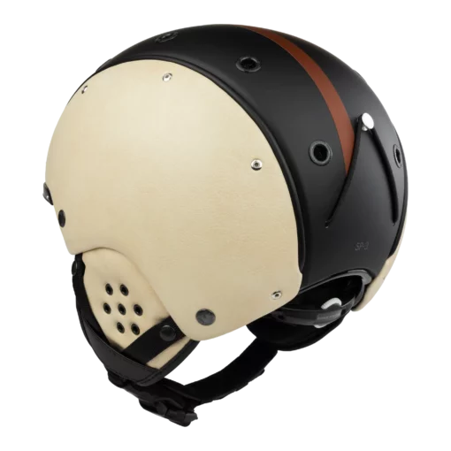 Skihelm Casco SP-3 Eden mit beiger Lederseite, schwarzer Schale und braunem Mittelstreifen in seitlicher Rückansicht.