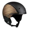 Schwarzer Skihelm Casco SP-3 mit brauner Edelholz-Seitenpartie, Ohrpads und verstellbarem Kinnriemen in seitlicher Ansicht.