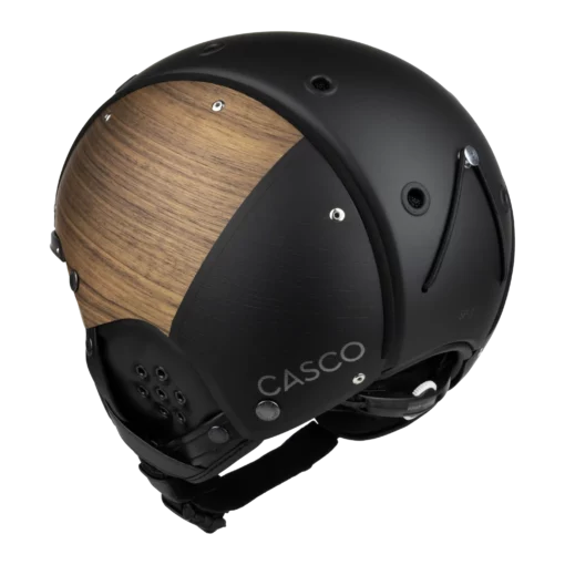 Schwarzer Skihelm Casco SP-3 Split mit seitlichem Edelholz-Panel und verstellbarem Kinnriemen in seitlicher Ansicht.